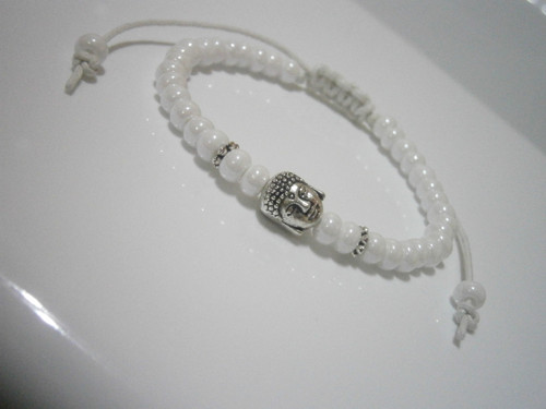 Bílý náramek s Buddhou (macramé) — foto 4