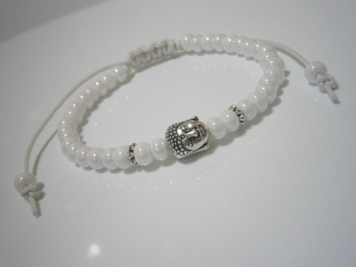Bílý náramek s Buddhou (macramé) — foto 5