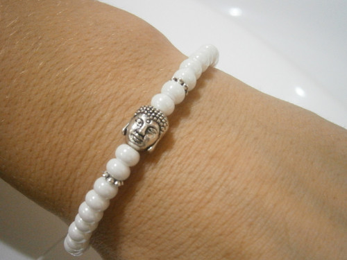 Bílý náramek s Buddhou (macramé) — foto 6