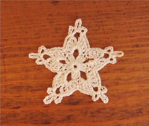Sněhobílá háčkovaná hvězdička - vel. 7 cm — foto 2