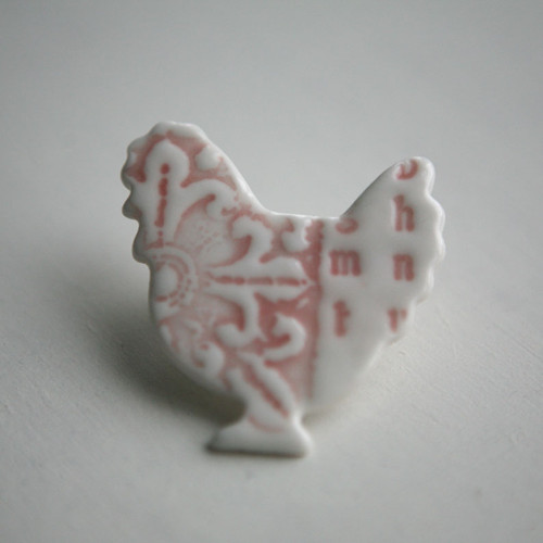 Slepice před svátky (porcelánová brož) — foto 2
