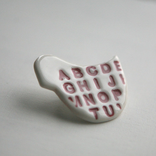 Messinger Red (porcelánová brož) — foto 3