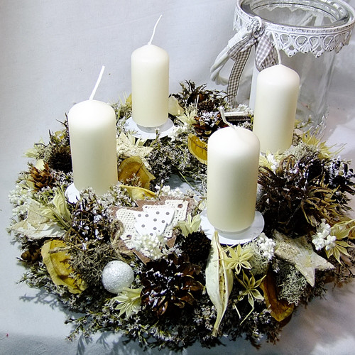 Adventní věneček v krémové — foto 2
