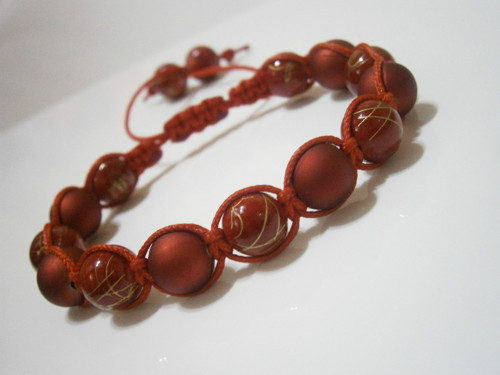 Červený náramek (shamballa/macramé) — foto 2