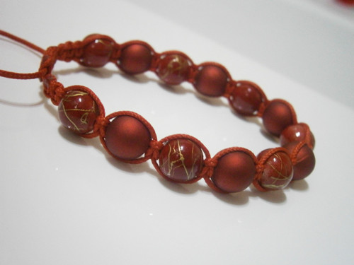 Červený náramek (shamballa/macramé) — foto 5