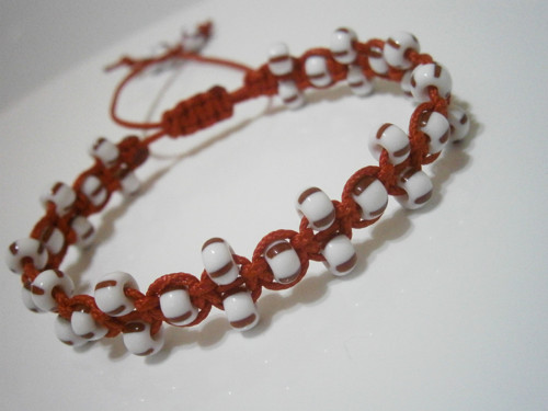 Červeno-bílý náramek (macramé/shamballa) — foto 2