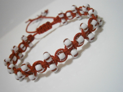 Červeno-bílý náramek (macramé/shamballa) — foto 3