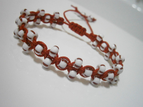 Červeno-bílý náramek (macramé/shamballa) — foto 4