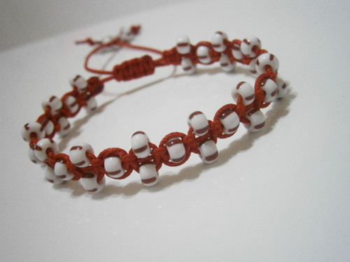 Červeno-bílý náramek (macramé/shamballa) — foto 5