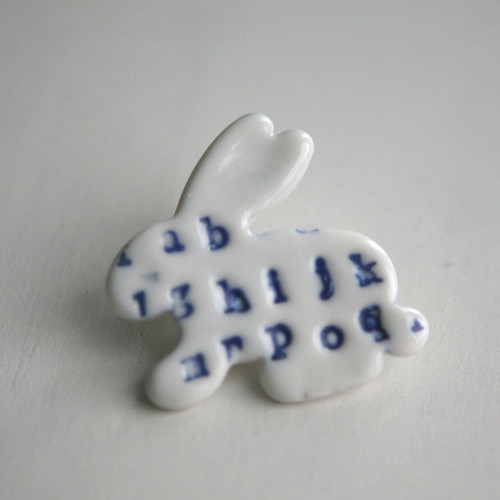 Blue Reader (porcelánová brož) — foto 3