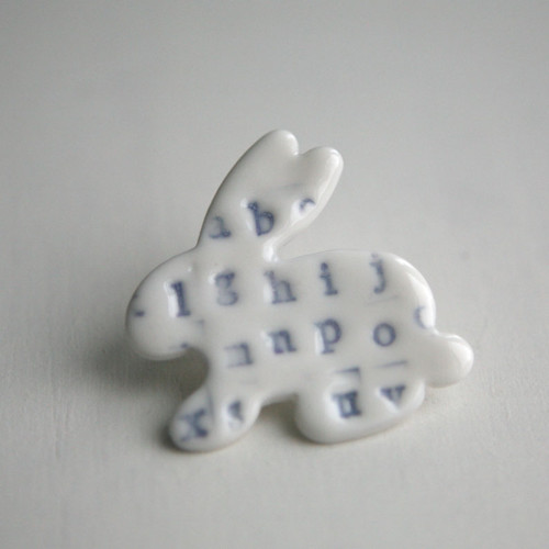 Powder Blue Reader (porcelánová brož) — foto 2