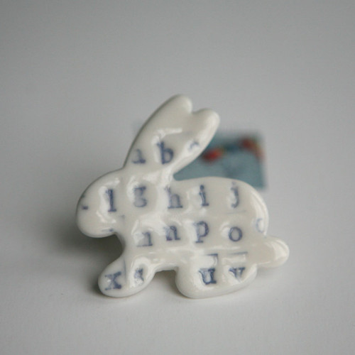 Powder Blue Reader (porcelánová brož) — foto 3