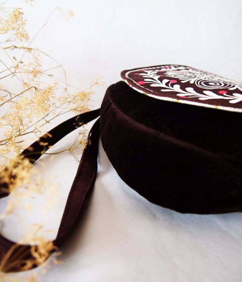 Hnedá sametová kabelka s bielym ornamentom — foto 4