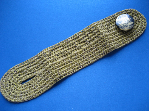 Háčkovaný náramek s knoflíkem - zelená/khaki — foto 3