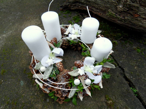 Bílý adventní věneček — foto 2