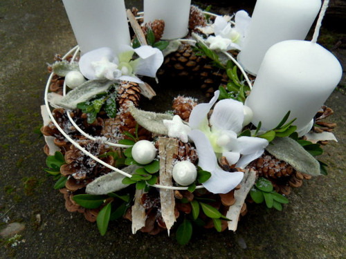 Bílý adventní věneček — foto 3