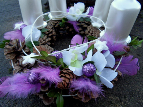 Fialový adventní věneček s orchidejemi — foto 2