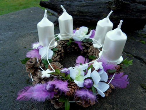 Fialový adventní věneček s orchidejemi — foto 3