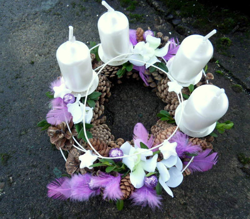 Fialový adventní věneček s orchidejemi — foto 4