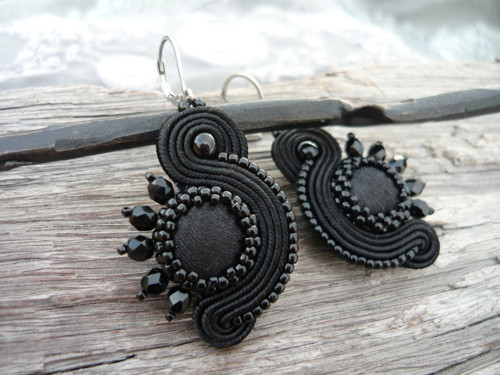 Sutaškové náušnice Black sun — foto 3