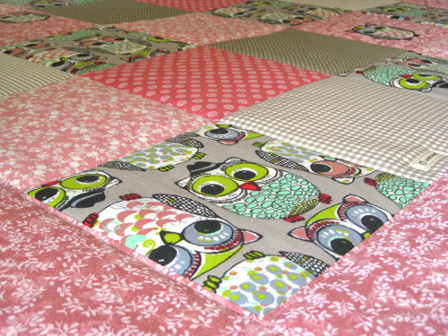 PATCHWORK dětská deka s aplikacemi soviček — foto 2