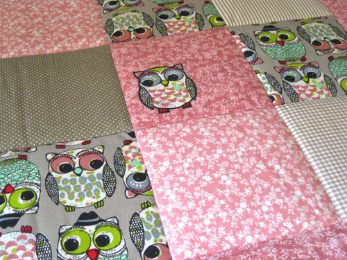PATCHWORK dětská deka s aplikacemi soviček — foto 3