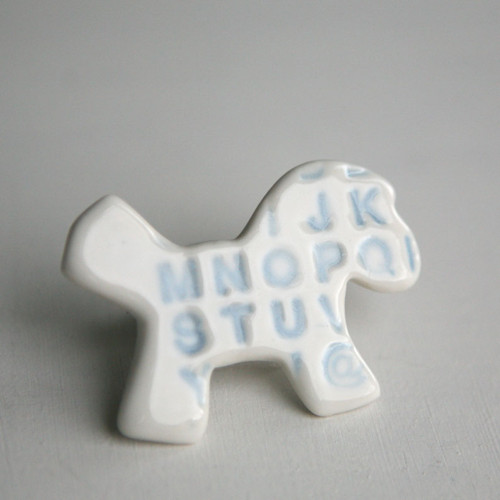 Přátelský... (porcelánová brož) — foto 2