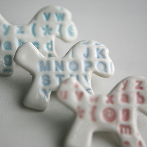Přátelský... (porcelánová brož) — foto 3