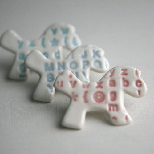 Přátelský... (porcelánová brož) — foto 3