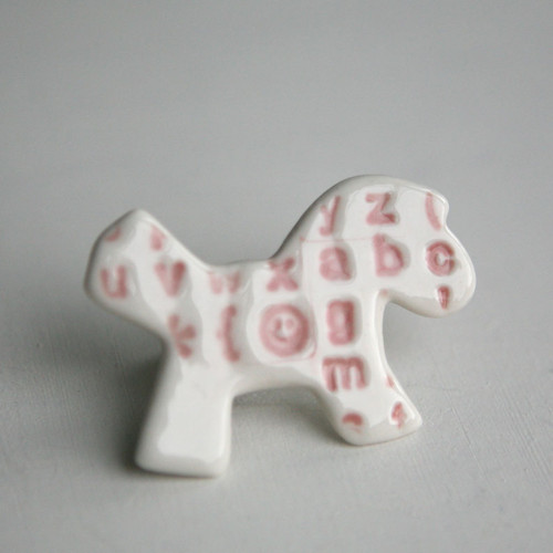 Přátelský... (porcelánová brož) — foto 2