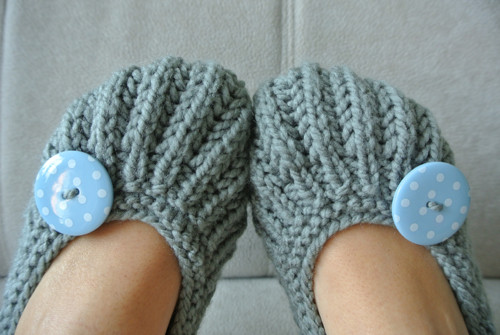 Šedé ťapky s knoflíkem — foto 3