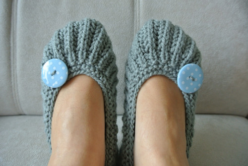 Šedé ťapky s knoflíkem — foto 4