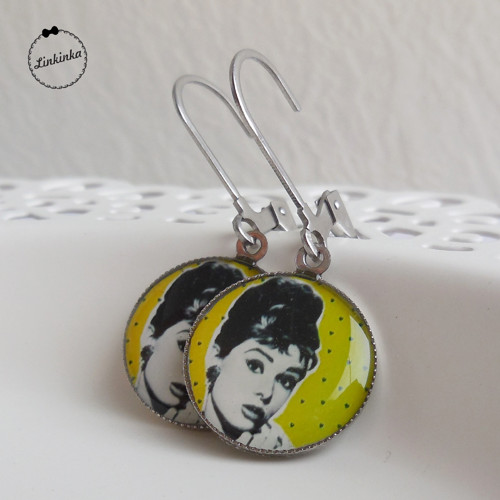 Audrey ve žlutém kabátku — foto 2