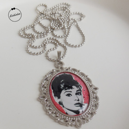 Audrey v červeném kabátku - medailonek — foto 3