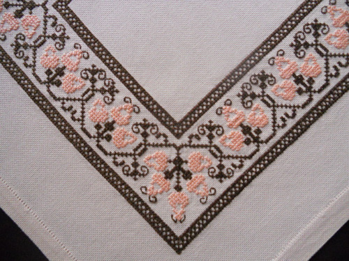 Ručně vyšívaný ubrus "Tulipány" — foto 2