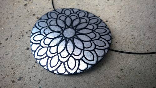 Černo-stříbrná mandala — foto 2