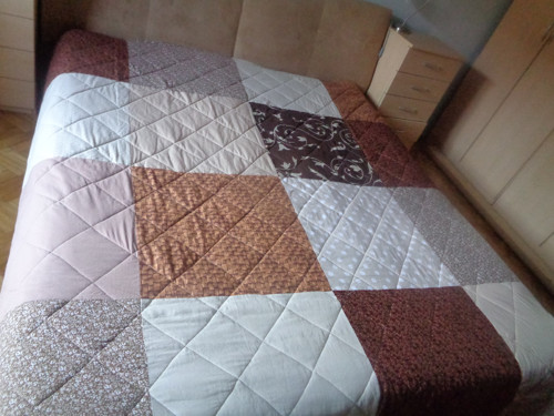 Hnědá patchworková deka — foto 2