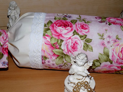 Romantický polštářek (válec) s růžičkami — foto 2