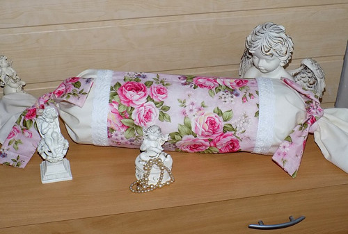 Romantický polštářek (válec) s růžičkami — foto 3