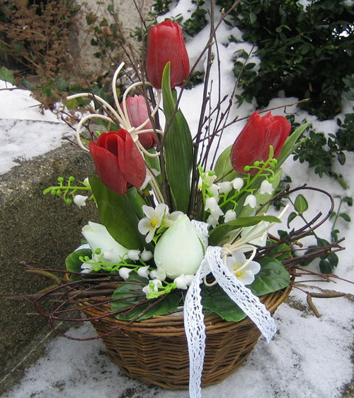 Košík s tulipány a konvalinkami — foto 2