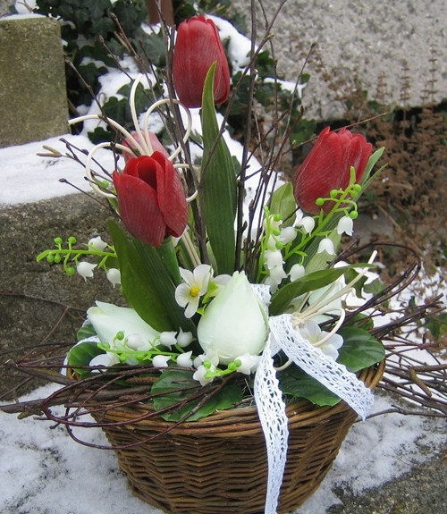 Košík s tulipány a konvalinkami — foto 3