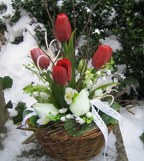 Košík s tulipány a konvalinkami — foto 4