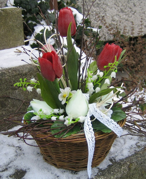 Košík s tulipány a konvalinkami — foto 5