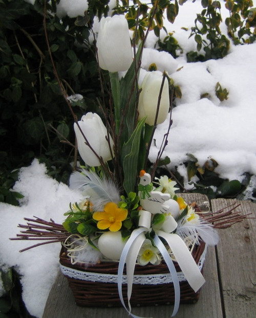 Košík s tulipány a husičkou — foto 3