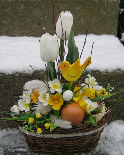 Košík s tulipány a ptáčkem — foto 2