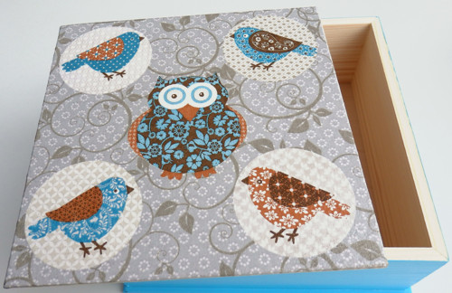 Dřevěná krabička - Ptáčci patchwork 2 (tyrkys) — foto 3