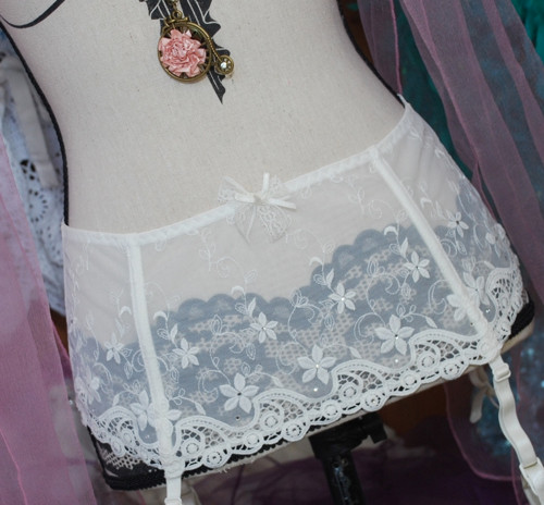 Smetanový podvazkový pás romantický — foto 2