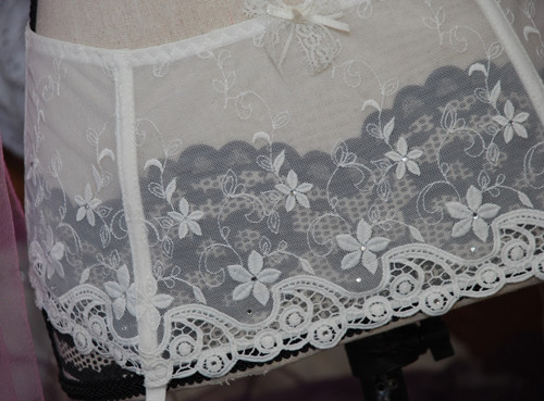 Smetanový podvazkový pás romantický — foto 3