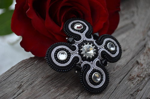 Soutache brož Midnight Cross — foto 5