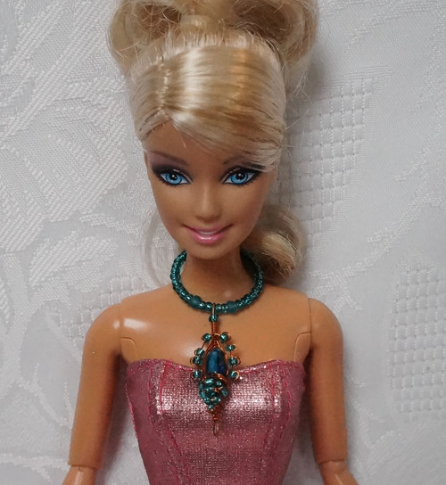 Šperk pro Barbie - drátovaný přívěsek — foto 2